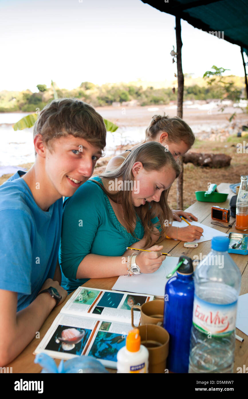 Madagascar Nosy Be, Marodokana, Funzionamento Wallacea gli studenti a scrivere i registri di immersione Foto Stock