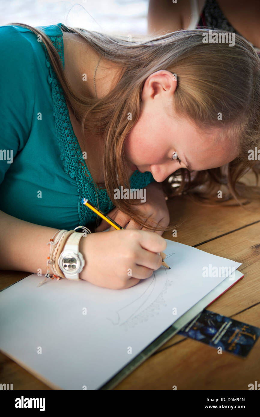 Madagascar Nosy Be, Marodokana, Funzionamento Wallacea studente disegno, durante l'attività pratica Foto Stock