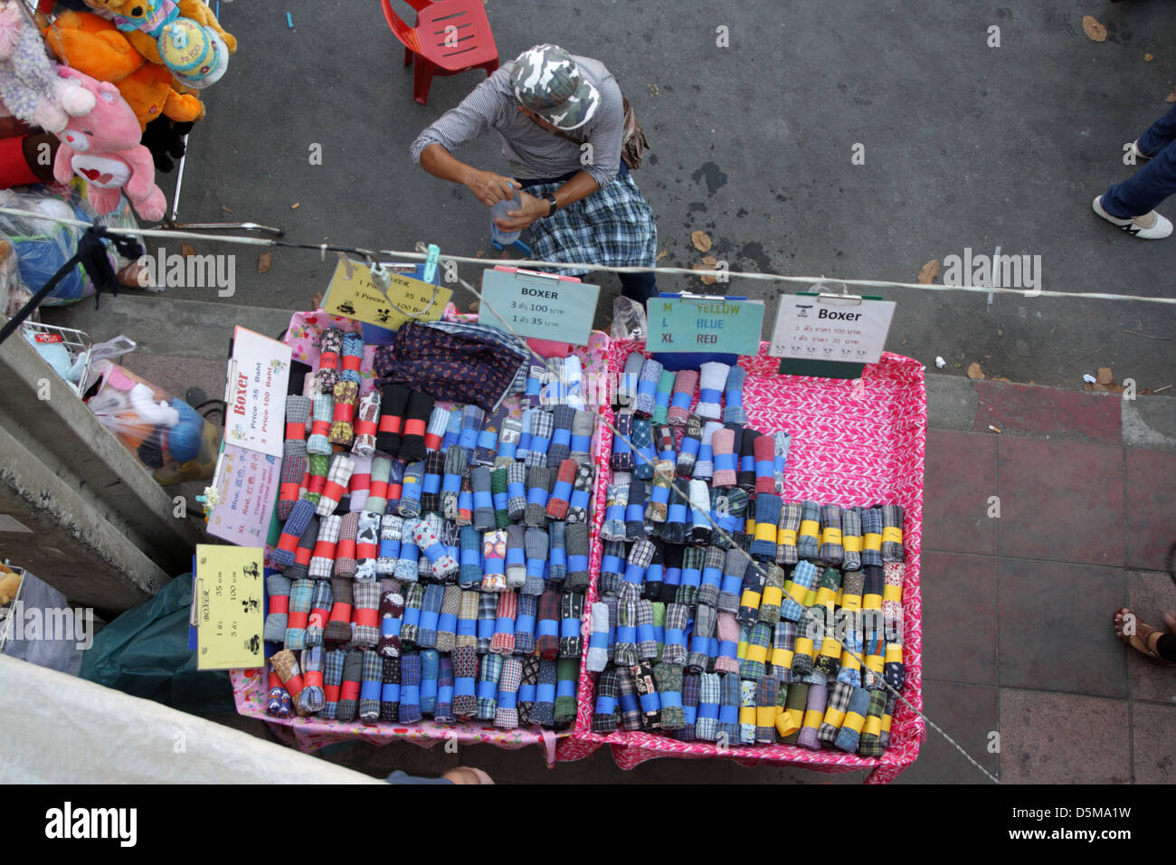 Boxer in vendita sulla strada di Bangkok , Thailandia Foto Stock