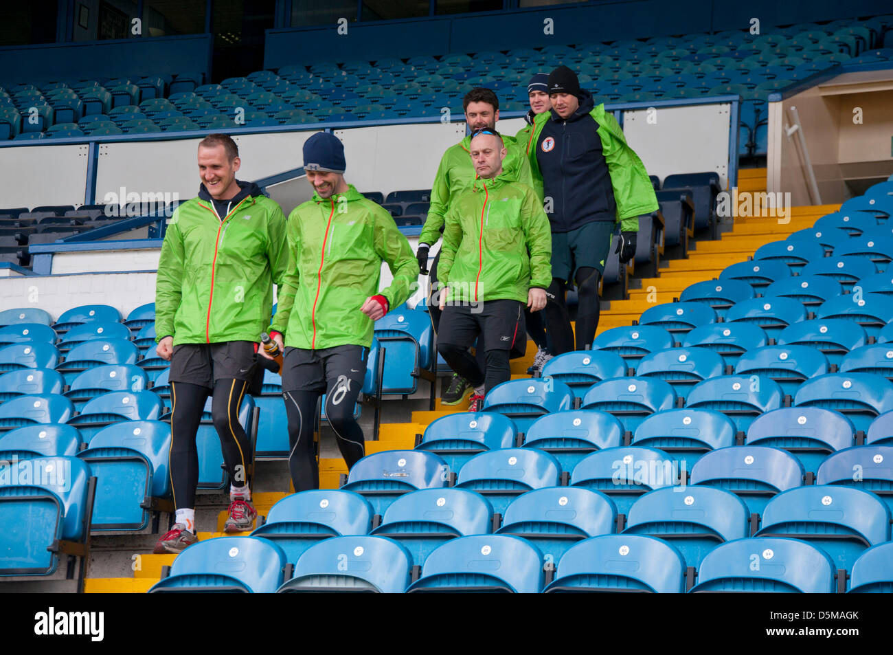 Sheffield, Regno Unito. Il 4 aprile 2013. Runner facciano il loro modo in su per il passo a Hillsborough , prima di iniziare la loro 96 mile run che termina ad Anfield a Liverpool. La corsa è la raccolta di fondi per Sheffield ospedale per bambini e Alder Hey ospedale per bambini. Credito: Andy Thornley / Alamy Live News Foto Stock