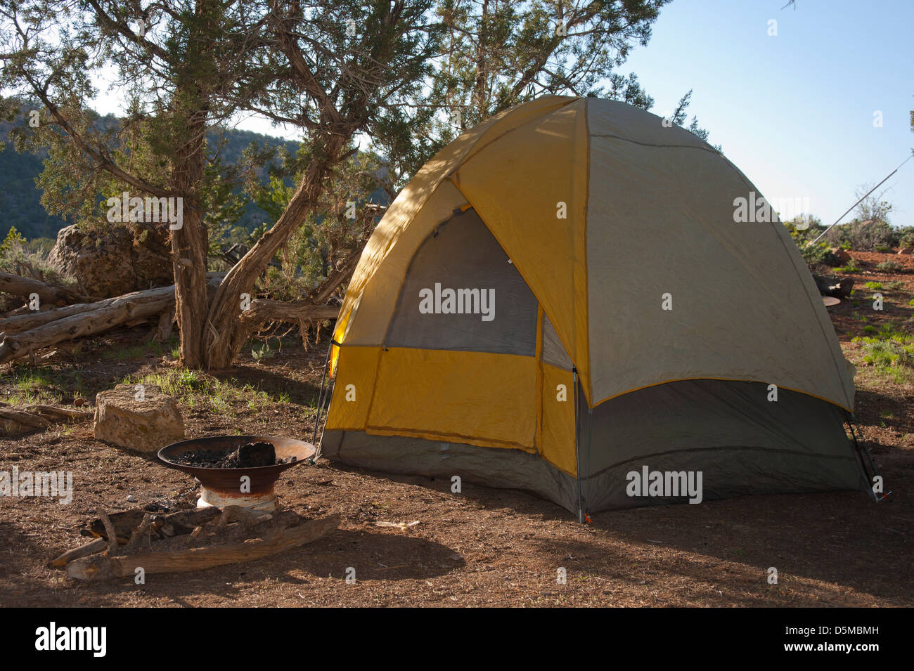 Una cupola tenda da campeggio è configurato ed è pronto ad ospitare il suo camper per la serata in una remota località del deserto. Foto Stock
