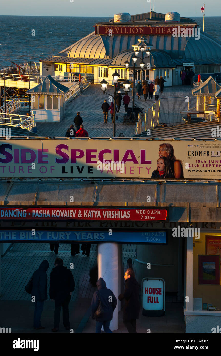 Pavilion Theatre Cromer Pier con il pubblico in arrivo la sera per le prestazioni Foto Stock