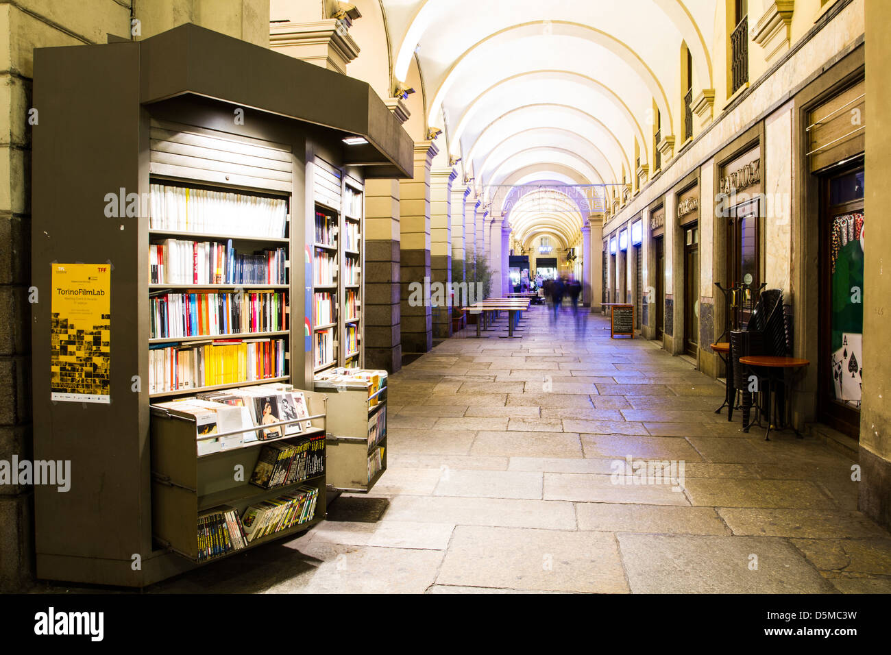 Porticati passeggiata per lo shopping nel centro cittadino. Foto Stock