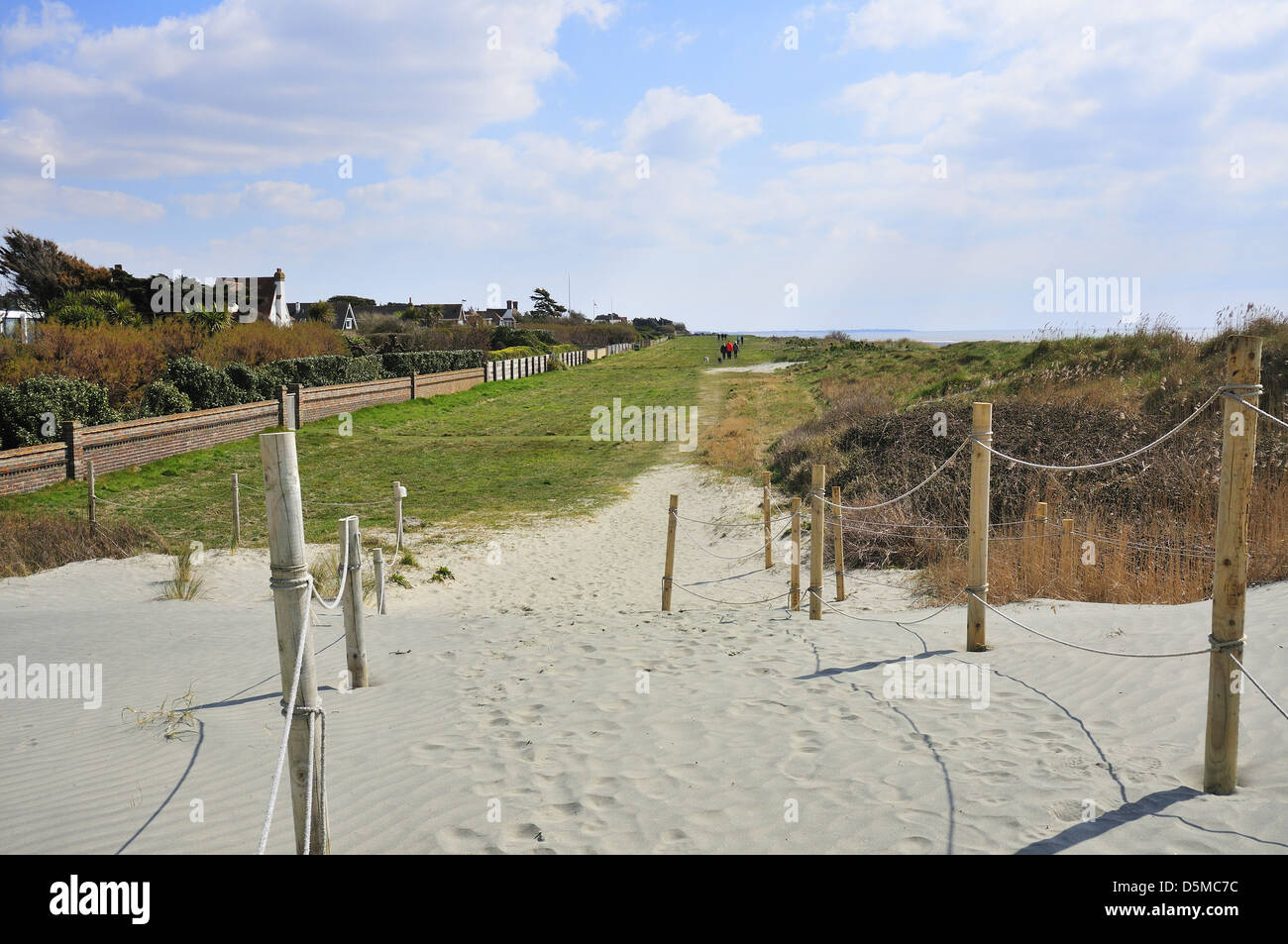 Percorso attraverso le dune di sabbia a West Wittering Beach, West Wittering, West Sussex, in Inghilterra, Regno Unito Foto Stock