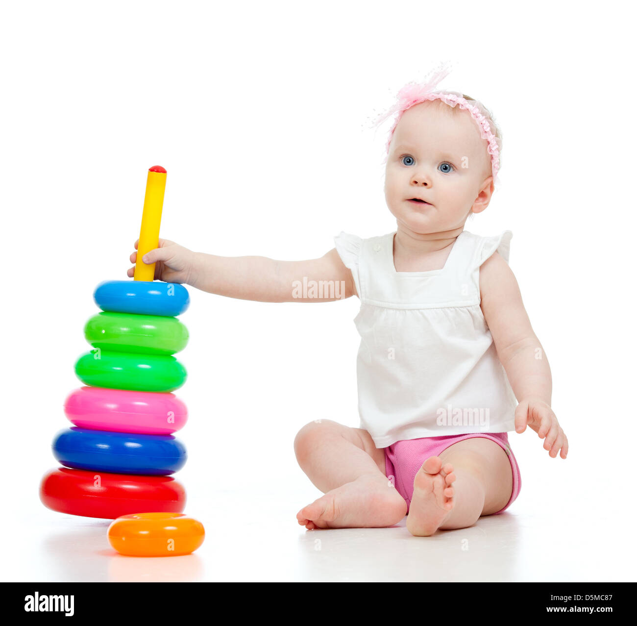 Pretty baby giocando con il giocattolo isolato su bianco Foto Stock
