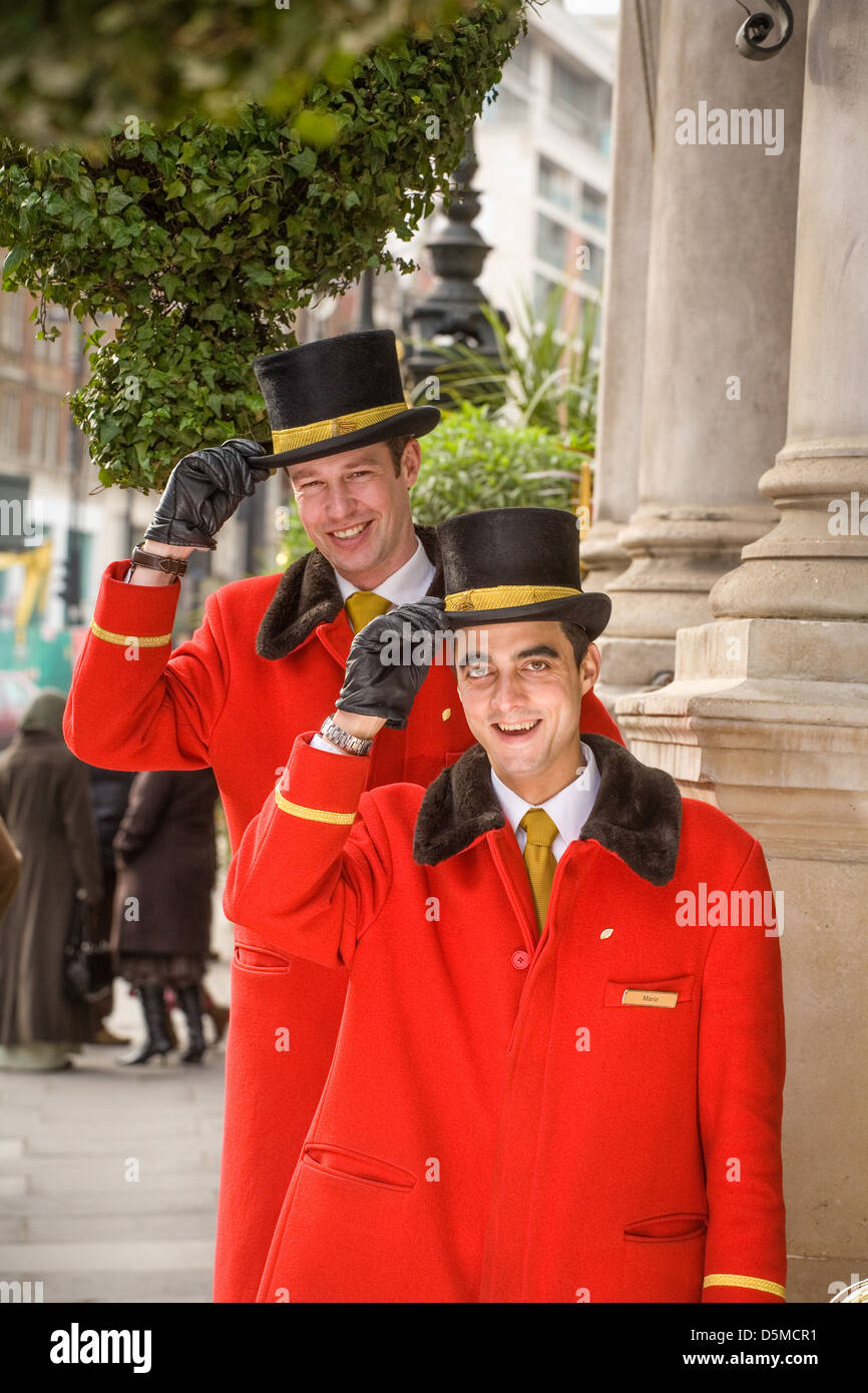 Due uniformata Londra REGNO UNITO hotel di lusso portieri Foto Stock