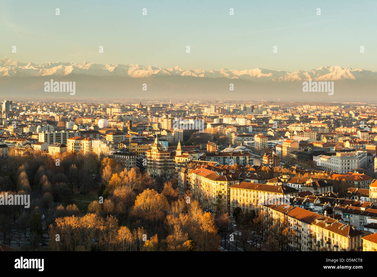 Vista della città di Torino dalla parte superiore della Mole Antonelliana, con sullo sfondo le Alpi. Foto Stock