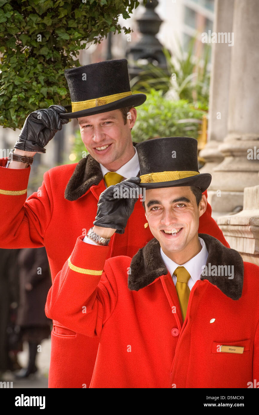 Due uniformata Londra REGNO UNITO hotel di lusso portieri Foto Stock