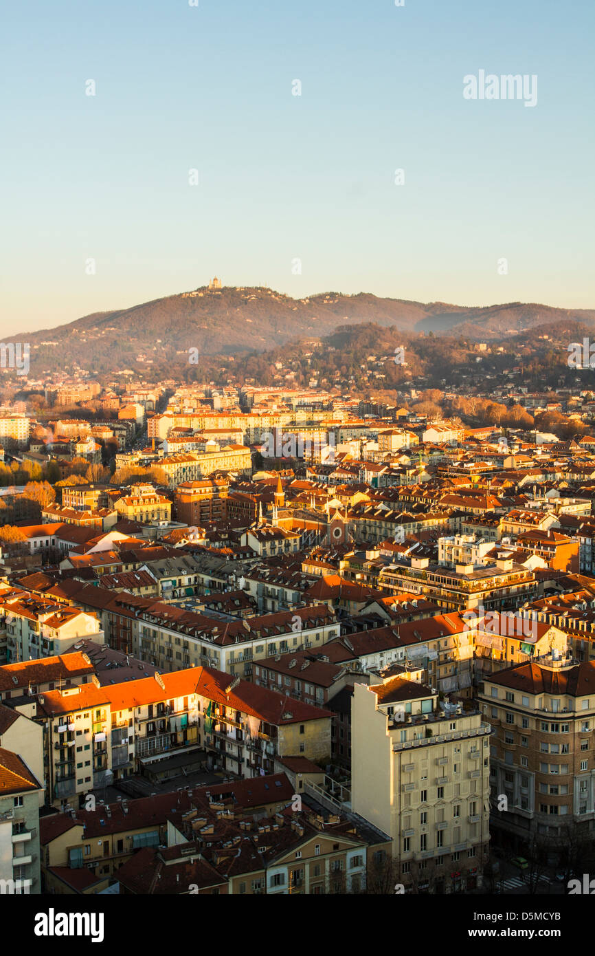 Vista della città di Torino dalla parte superiore della Mole Antonelliana, con la Collina di Superga in background. Foto Stock