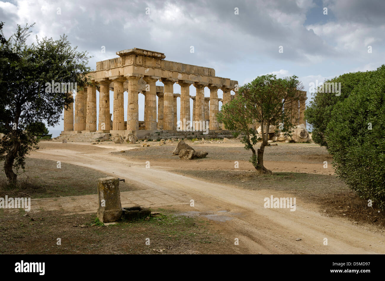 Fontana e il tempio greco di Selinunte Foto Stock