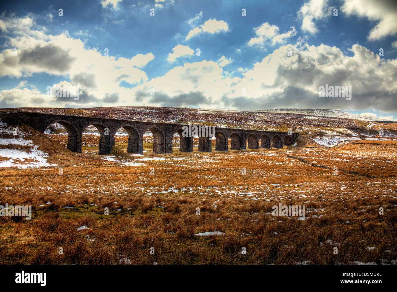 La linea ferroviaria è il famoso arrivino a Carlisle linea principale viadotto Yorkshire Dales, UK, Inghilterra Foto Stock