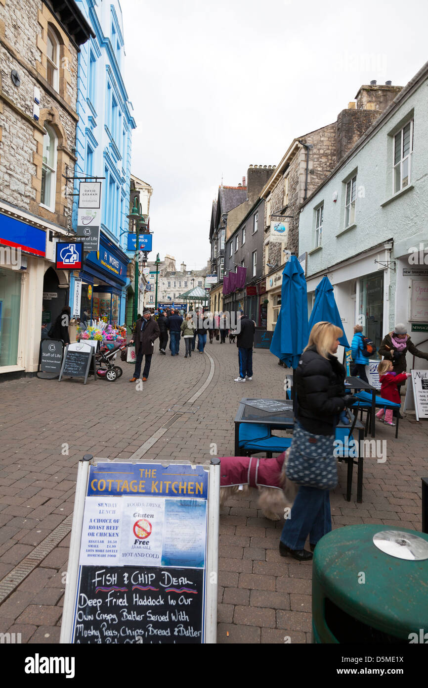 Kendal Cumbria, Regno Unito, Inghilterra centro negozi e people shopping Foto Stock