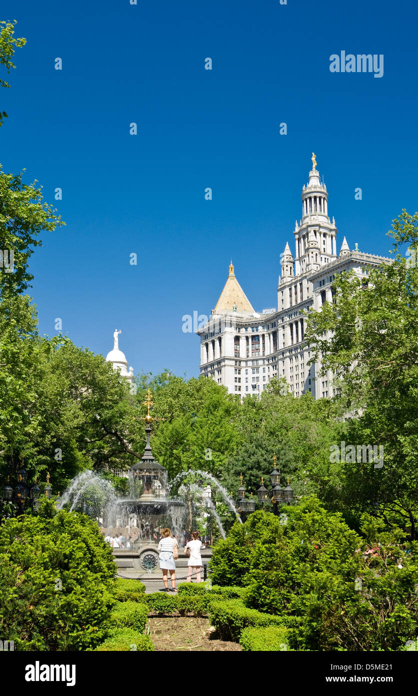 City Hall Park, con fontana e Manhattan edificio comunale in background, New York City. Foto Stock