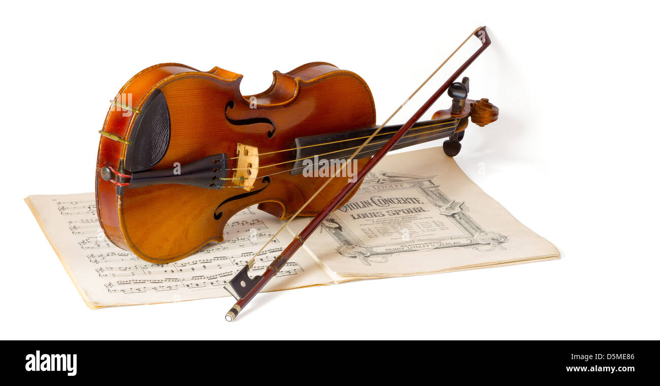 Violino e bow nel corso di un concerto per violino libro su uno sfondo bianco, compresi tracciato di ritaglio Foto Stock
