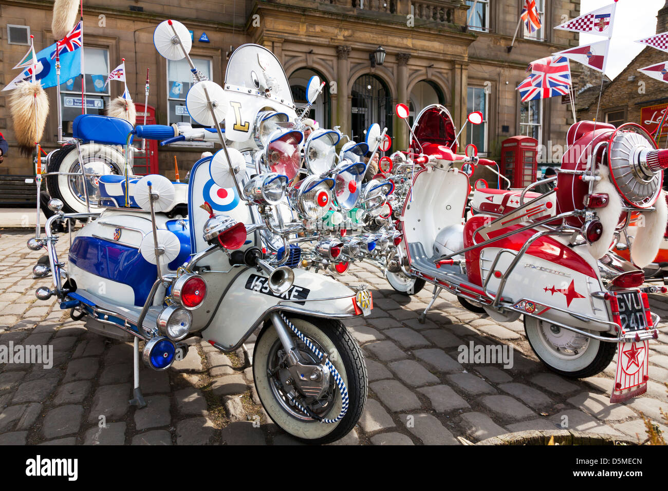 Lambretta parcheggiato fino altamente lucidato con molti specchi e luci a Skipton Yorkshire Inghilterra Foto Stock