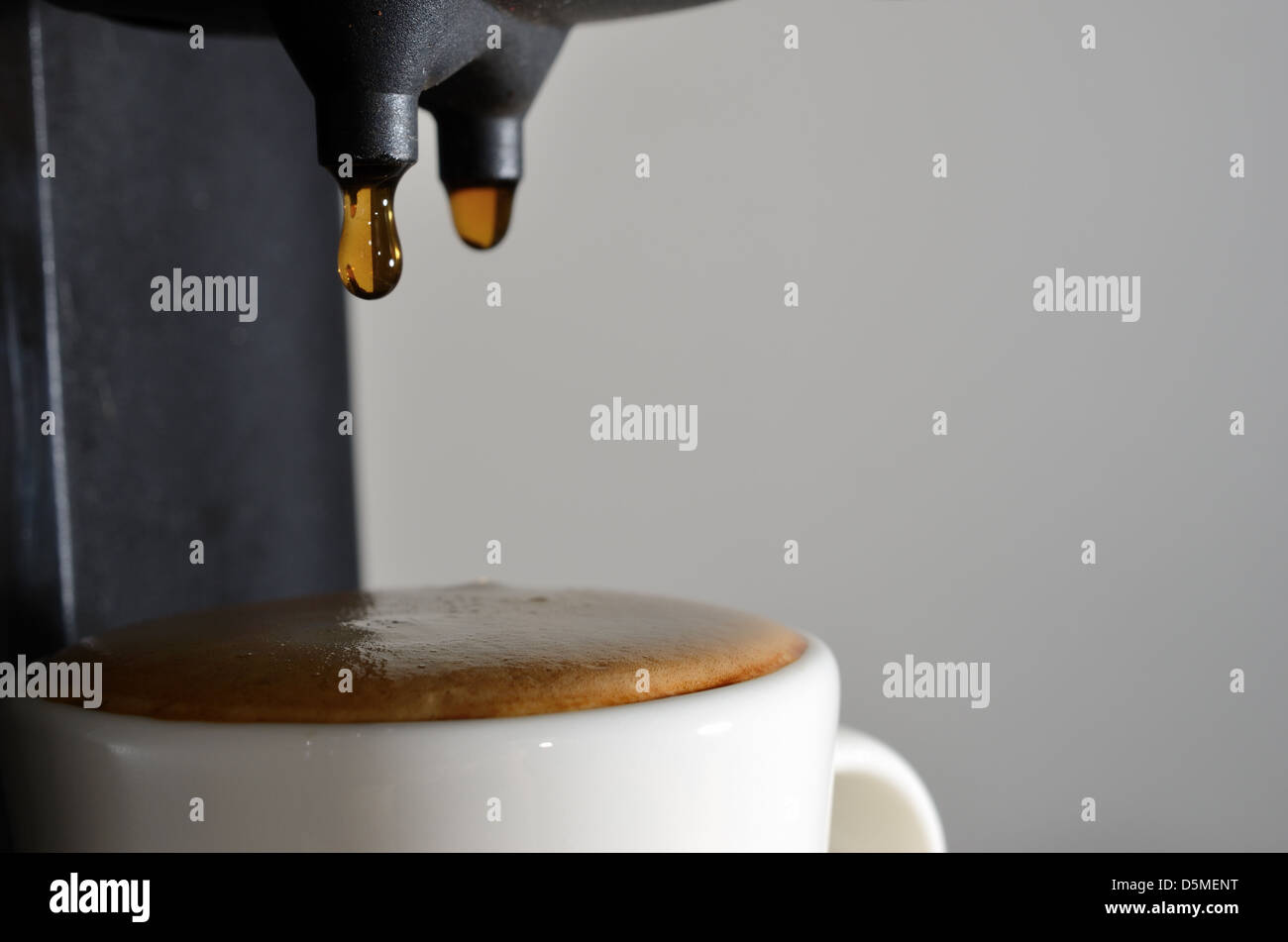 Tazza di caffè espresso e macchina da caffè in corso Foto Stock