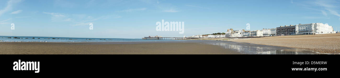 Spiaggia di Hastings pier uccelli di acqua di marea fuori cielo blu Foto Stock