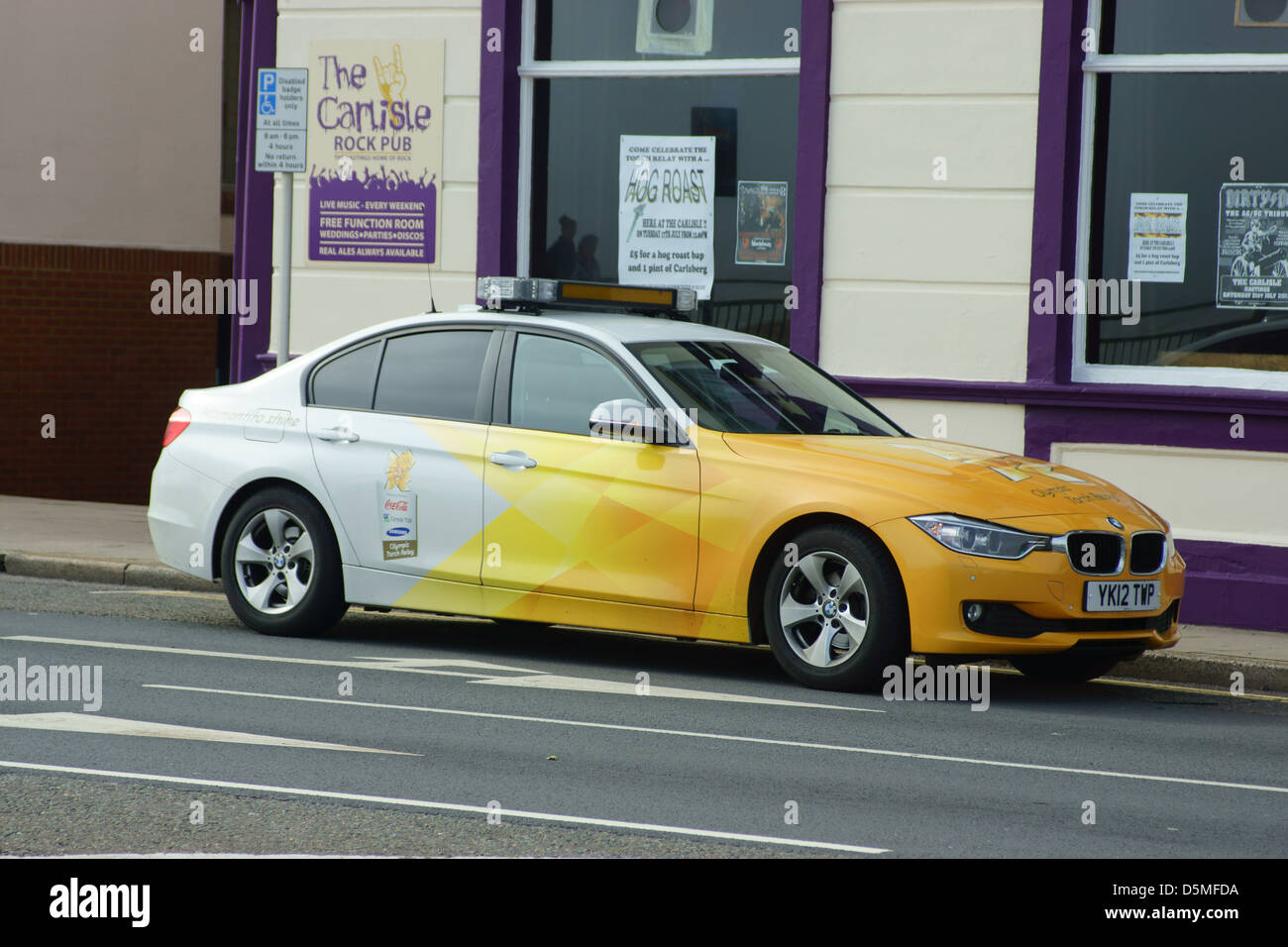 Nuova BMW a quattro porte illegalmente auto parcheggiata su una strada Foto Stock