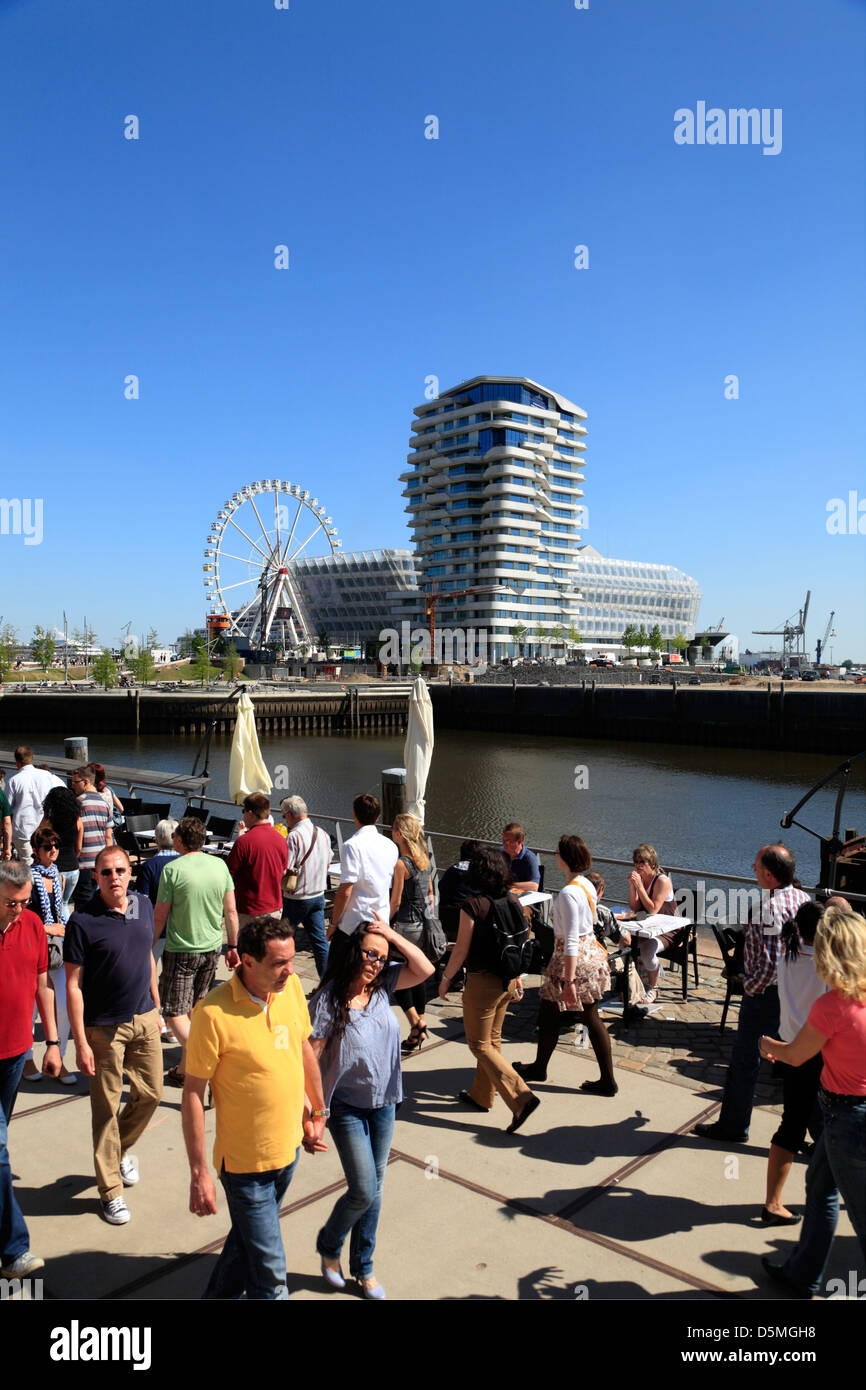 Hafencity, Grasbrookhafen con Marco-Polo-Torre e Unilever-Haus, Amburgo, Germania Foto Stock