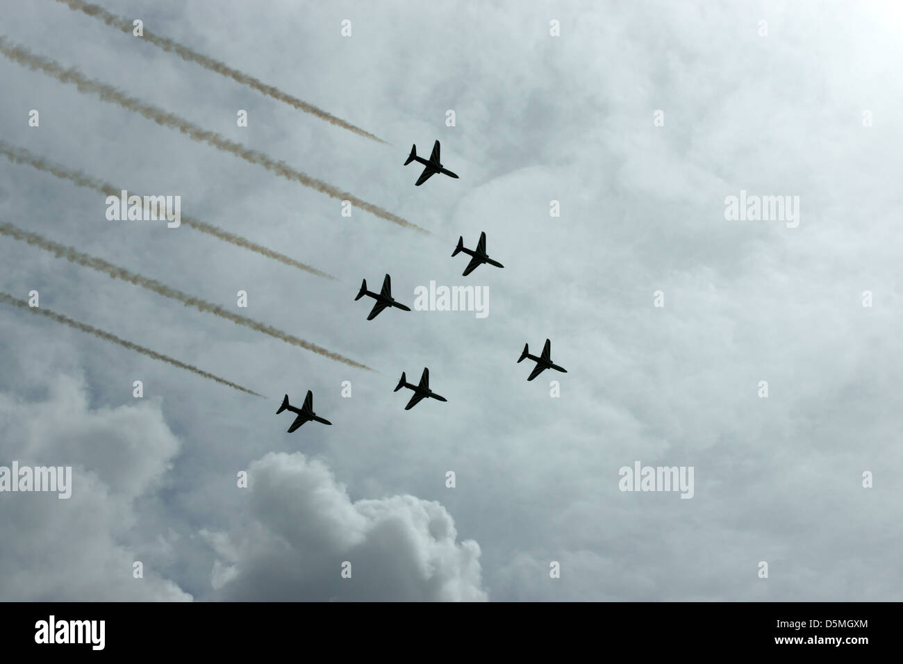 Piani airshow nuvole di fumo nimbus volare basso fast Foto Stock