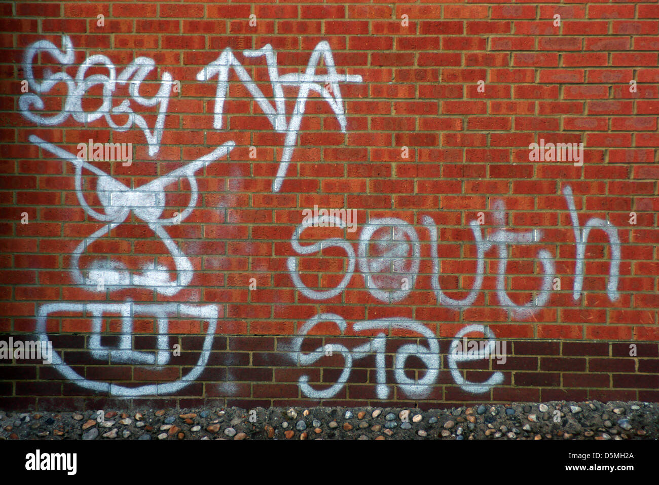 Lato sud linee viso graffiti muro di mattoni Foto Stock