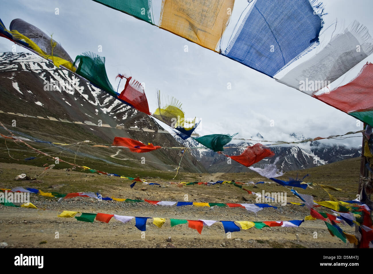 Bandiera tibetana con mantra su sfondo di montagna Foto Stock
