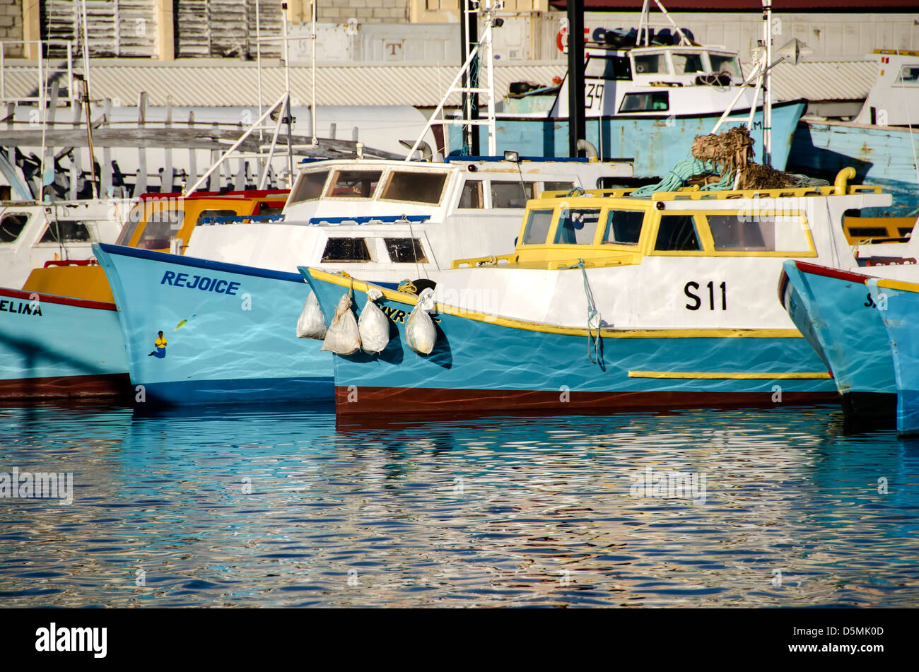 Legno tradizionale commerciale barche da pesca ancorata al porto di pescatori, Bridgetown, Barbados Foto Stock