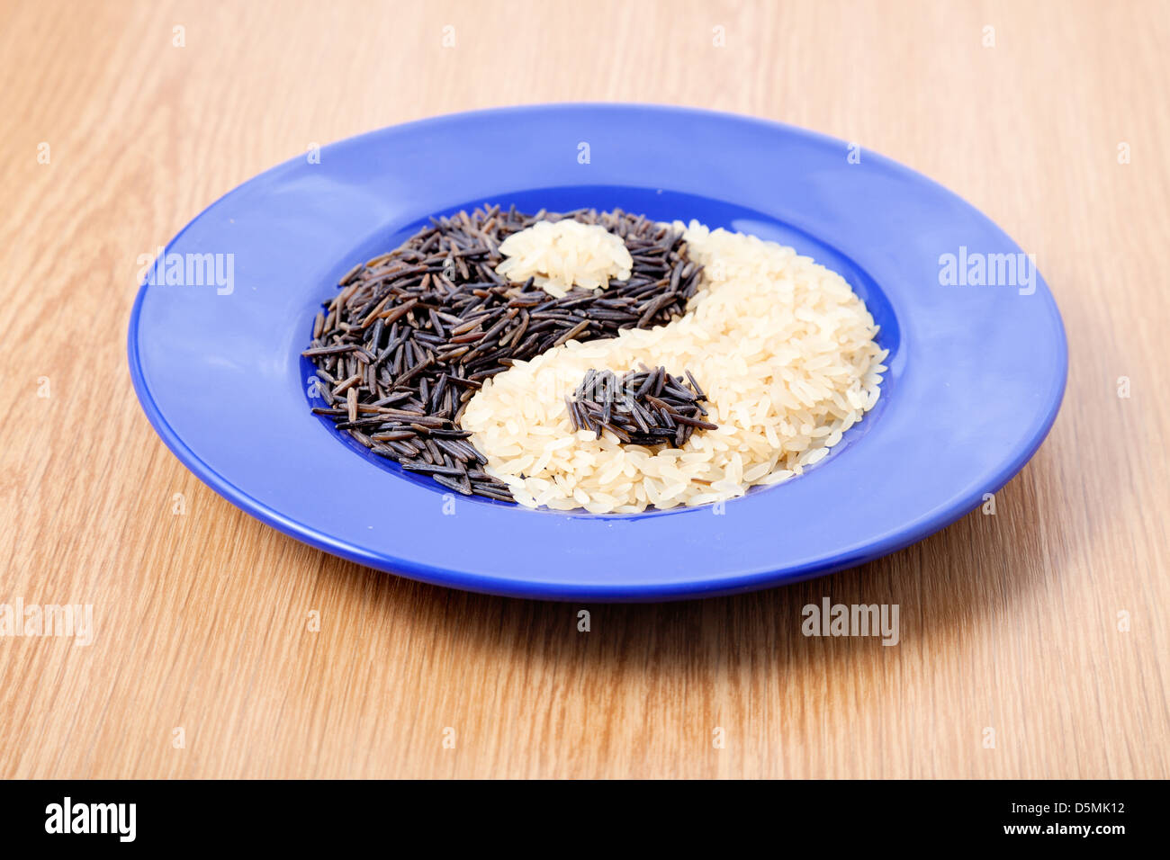 In bianco e nero di riso in forma di yin e yang Foto Stock