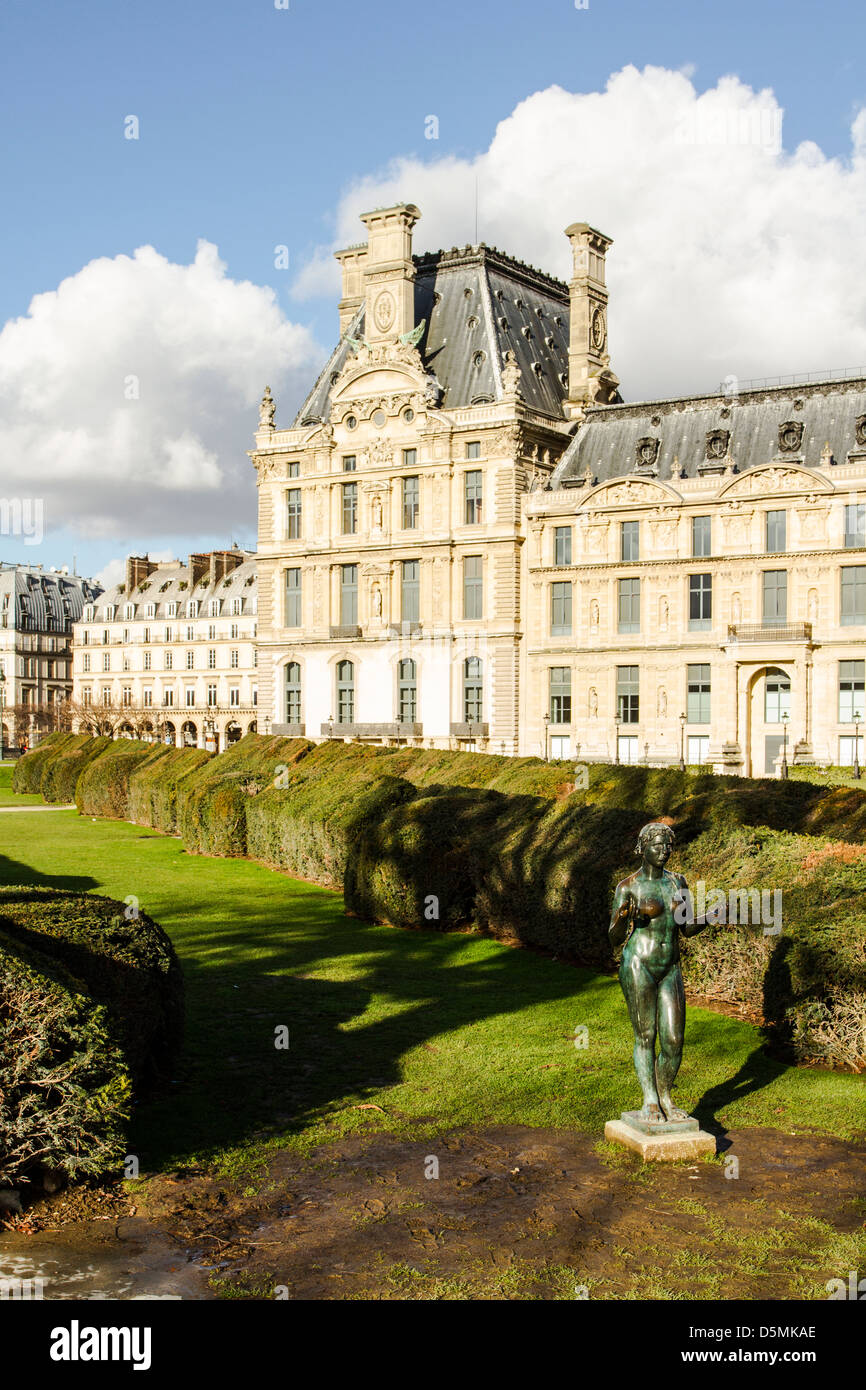 Giardino delle Tuileries (Jardin des Tuileries) e vista parziale del  Palazzo del Louvre (Palais du Louvre Foto stock - Alamy