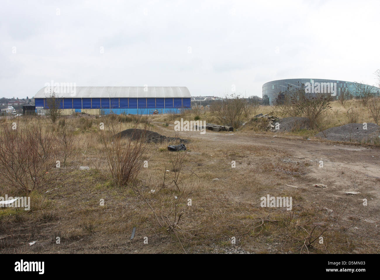 Terreni abbandonati nella città di Cardiff, pronto per un nuovo sviluppo. Aprile 2013 Foto Stock