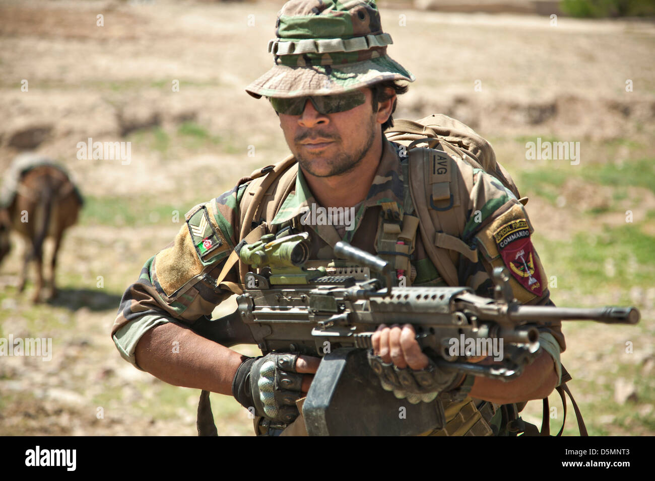 Un esercito nazionale afghano delle forze speciali soldato ritorna da una missione costruendo un nuovo checkpoint Aprile 3, 2013 nel distretto di Spin Boldak, provincia di Kandahar, Afghanistan. Foto Stock