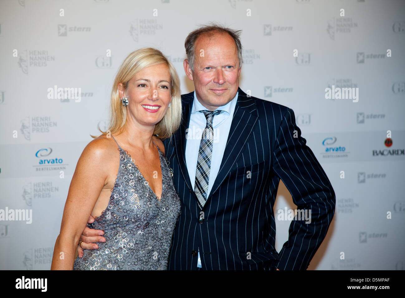 Axel Milberg e moglie presso la Henry Nannen Preis award a Hamburger Schauspielhaus di Amburgo, Germania - 06.05.2011 Foto Stock