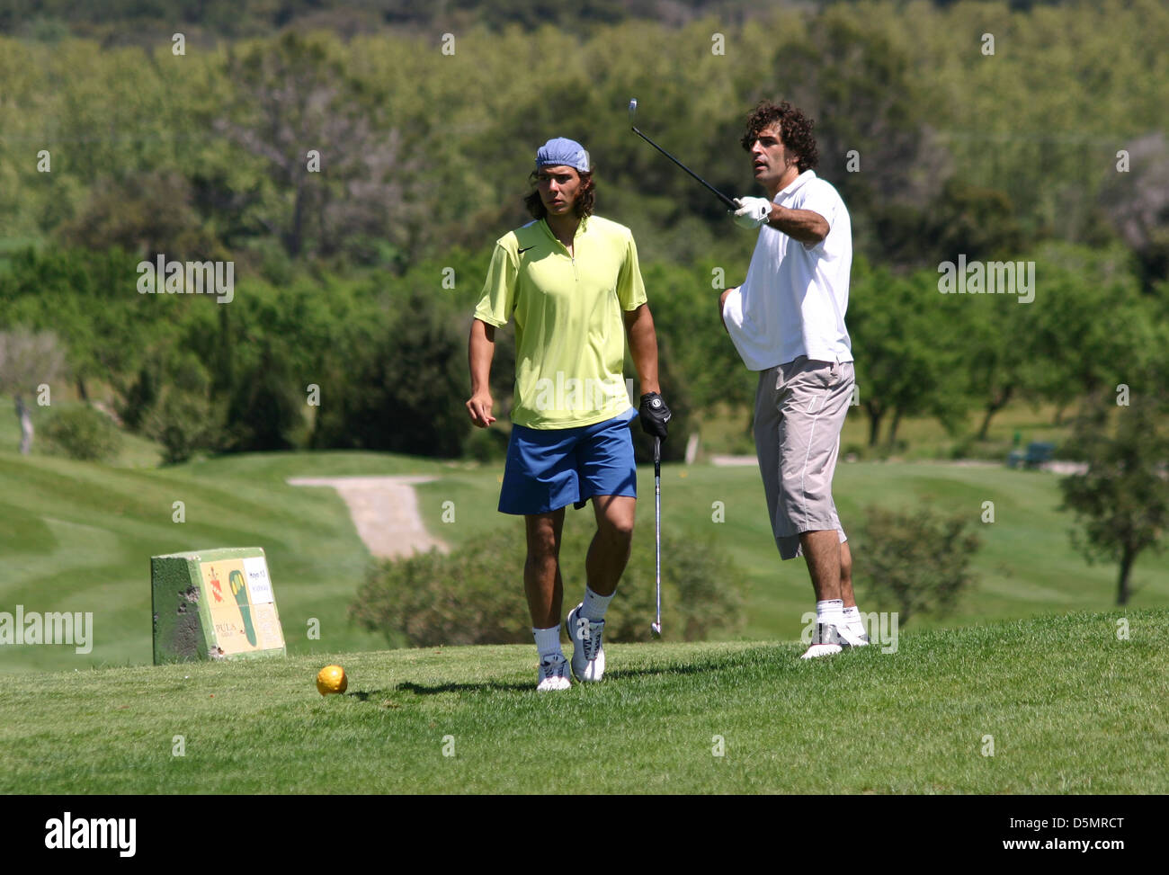 Giocatore di Tennis Rafael Nadal e suo zio ex calciatore Miguel Angel Nadal gioca a golf nell'isola di Mallorca Foto Stock