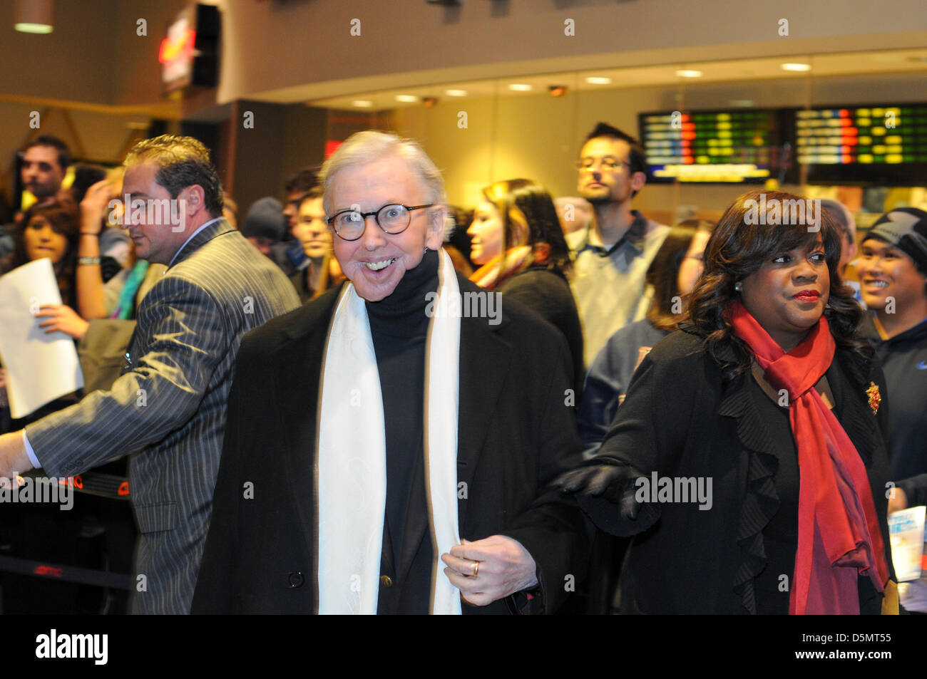 Archivio IMMAGINE: Chicago, Stati Uniti d'America. 6 gennaio, 2011. Roger Ebert appare con sua moglie Chaz Hammelsmith Ebert al premier del Dillemma in Chicago, Stati Uniti d'America. Critico cinematografico Roger Ebert ha morto il 4 aprile 2013 all'età di 70 anni di cancro. Credito: Max Herman/Alamy Live News Foto Stock