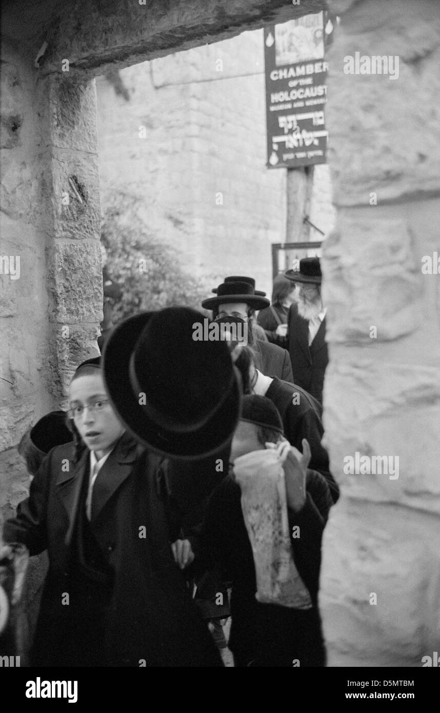 Gerusalemme, Gennaio 2012 - gruppo di ebrei ultraorthodox proveniente dal museo Olocaust Foto Stock