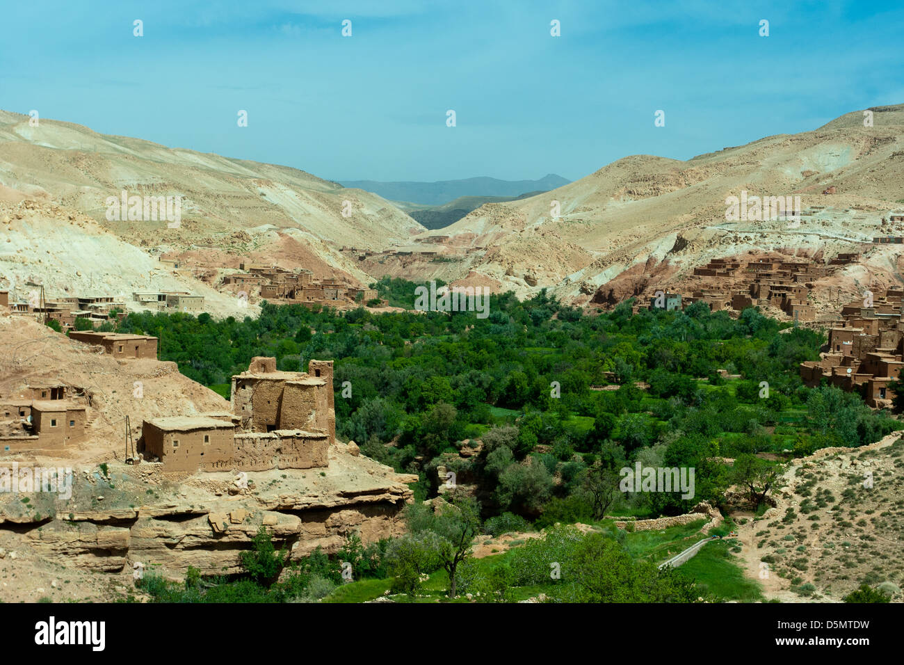 Mattoni di fango città nella valle del fiume Draa Foto Stock