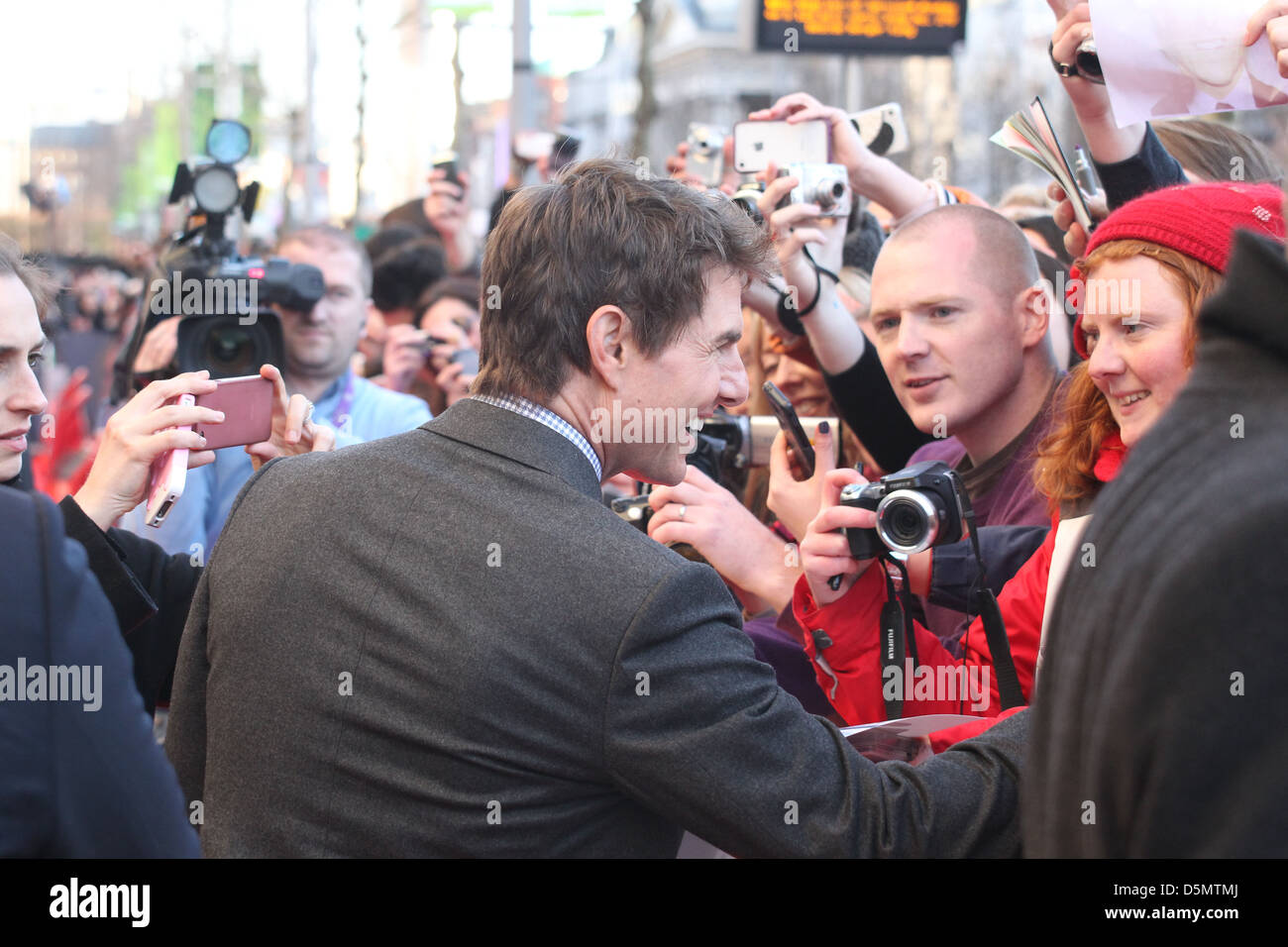 Tom Cruise con ventole sul tappeto rosso per la premiere europeo di 'Oblivion' al Savoy Cinema su O'Connell Street a Dublino Foto Stock