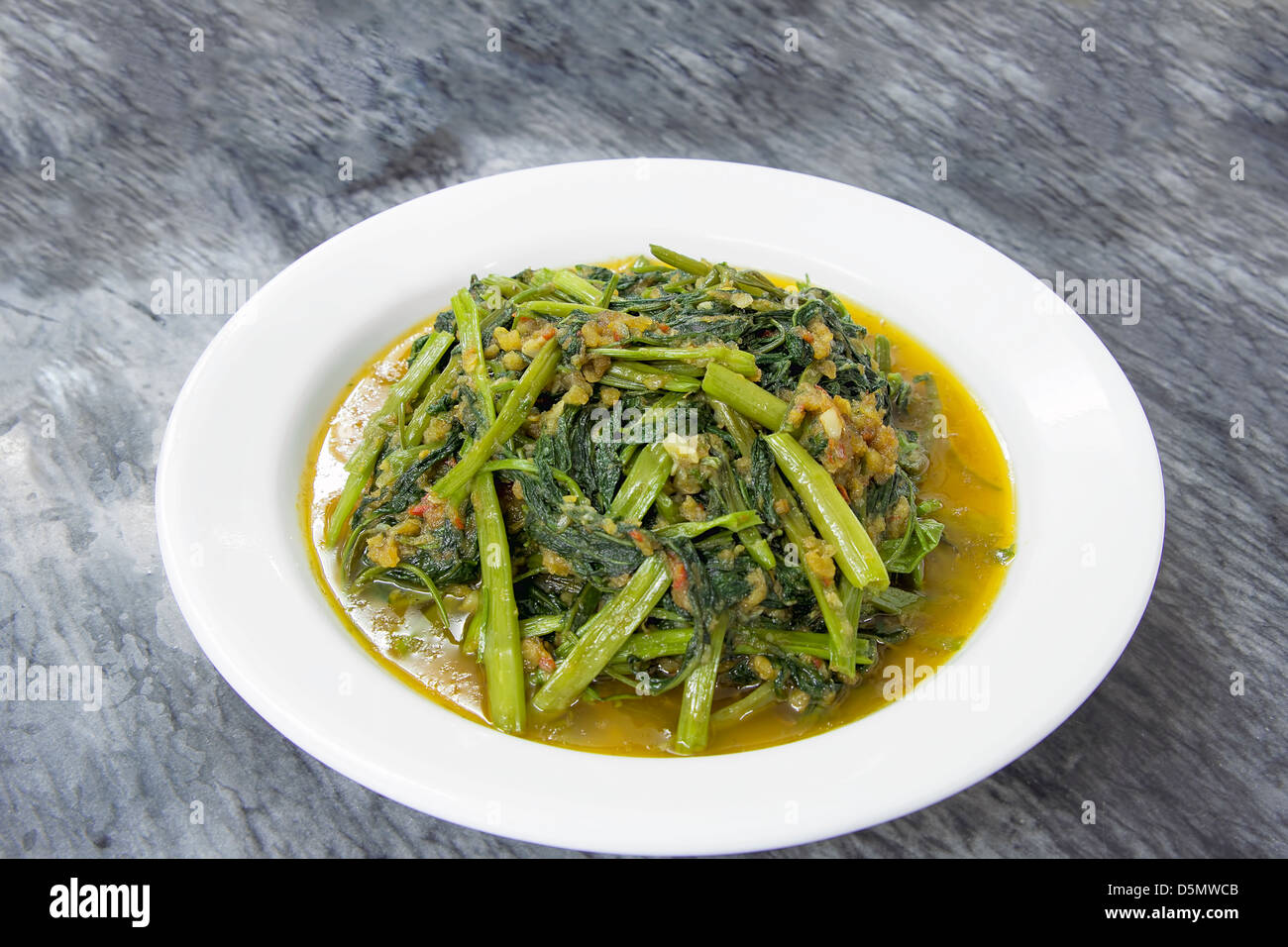Piccante verdure Kangkong Stir Fry con gamberi secchi e Sambal pasta di peperoncino Foto Stock