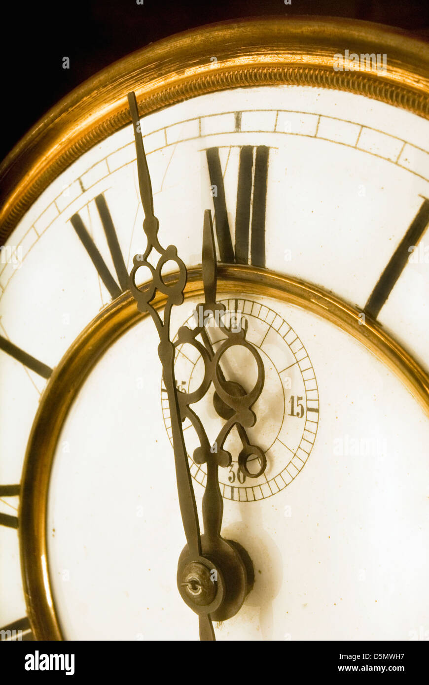 Un minuto a mezzanotte - Vintage Victorian vecchio orologio con numeri romani Foto Stock
