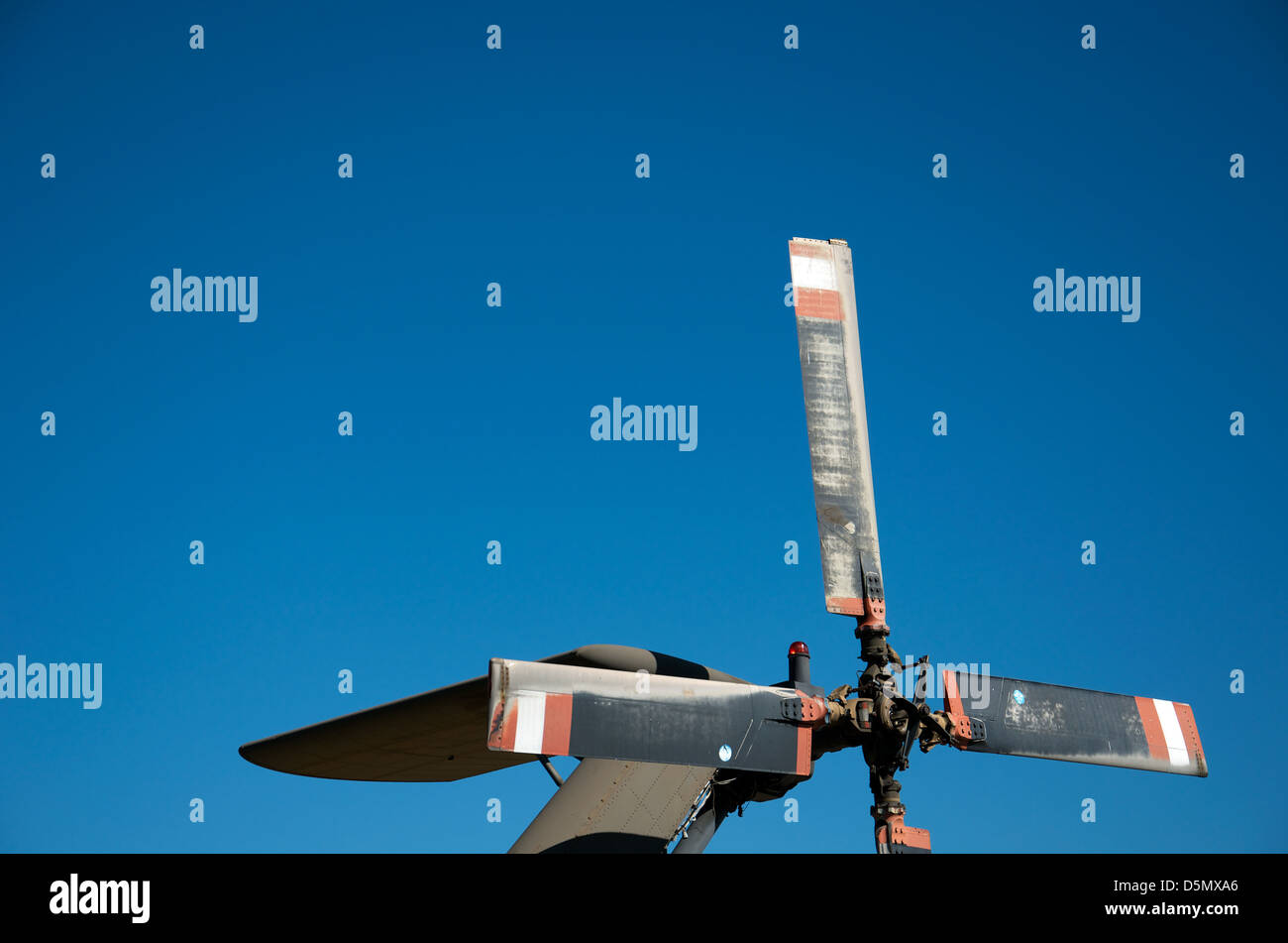 Il rotore di coda su un elicottero militare contro il cielo blu. Foto Stock