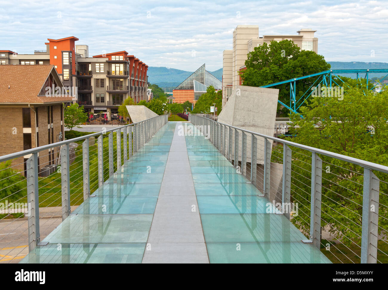 Guardando attraverso il ponte di vetro nel centro cittadino di Chattanooga, Tennessee Foto Stock