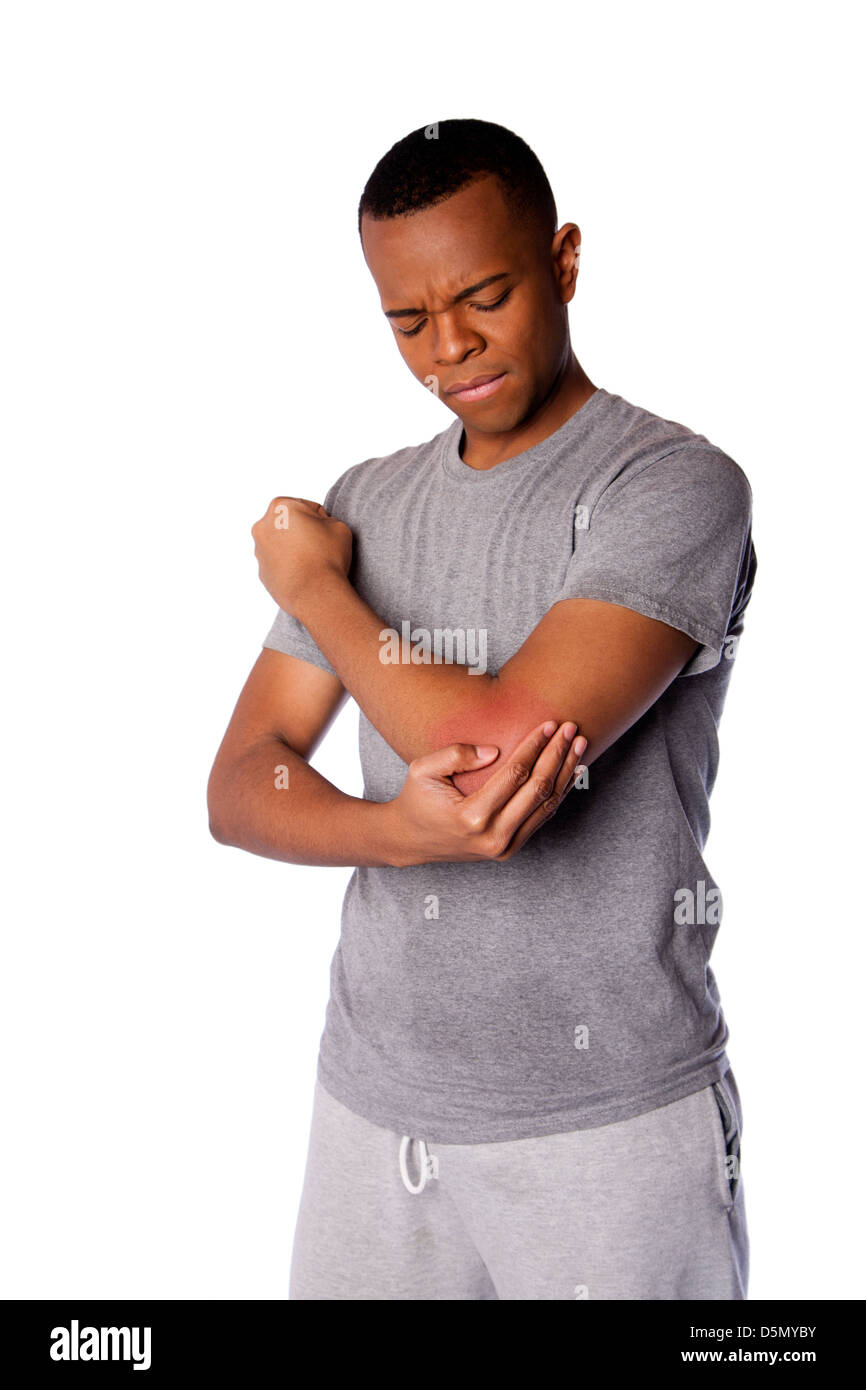 Sportivo da uomo con dolorose lesioni sportive sul gomito in grigio maglietta e pantaloni della tuta, isolata. Foto Stock