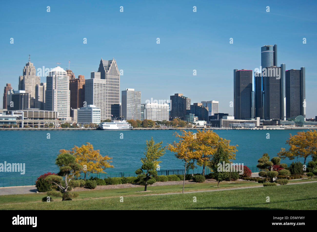Panoramica di Detroit lo skyline di prese da Ontario in Canada e di fronte al Fiume Detroit nell autunno del 2012. Foto Stock