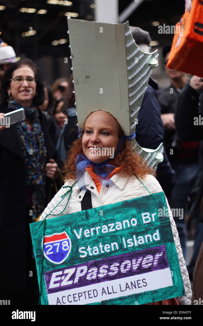 Una donna che indossa un modello della città di New York bridge come un cappello nella città di New York la parata di Pasqua Foto Stock