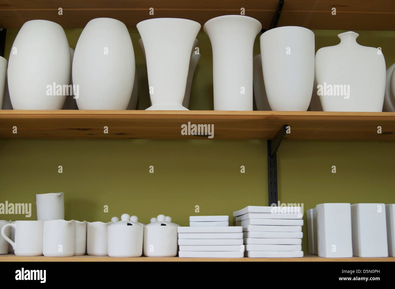 Incompiuta in ceramica su due ripiani, vasi,tazze,coasters, e altri contenitori. Foto Stock