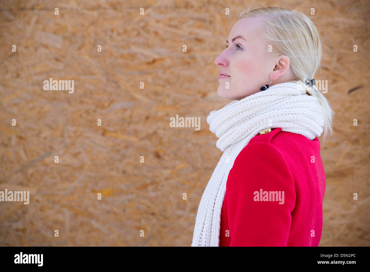 Giovane donna faccia profilo con tessuto bianco sciarpa Foto Stock
