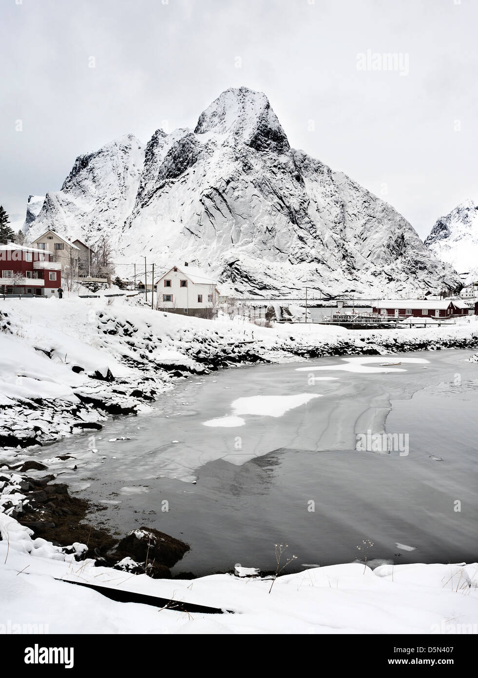 La montagna di Olstind visto dal villaggio di Reine in una fredda giornata nevosa Foto Stock