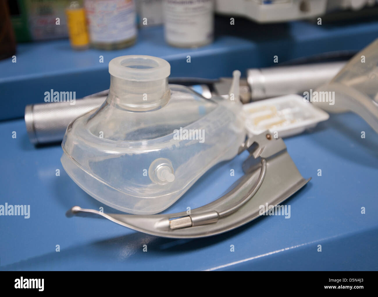 Primo piano dettaglio di una plastica mascherina di ossigeno sul tavolo in sala operatoria Foto Stock