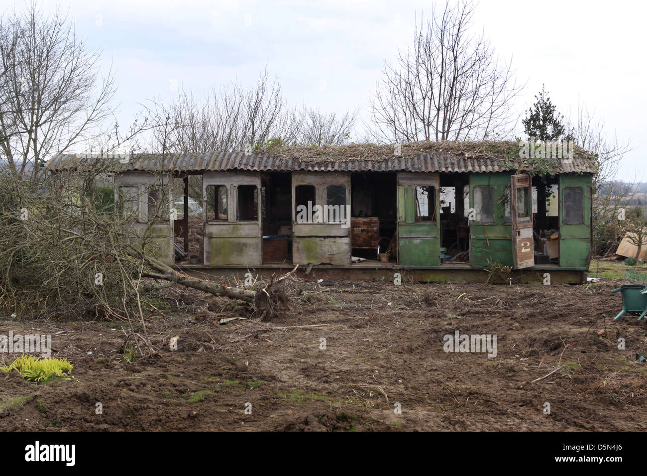 Vecchia ferrovia carrello essendo utilizzato come giardino capannoni. utilizzo inusuale di oggetti storici Foto Stock