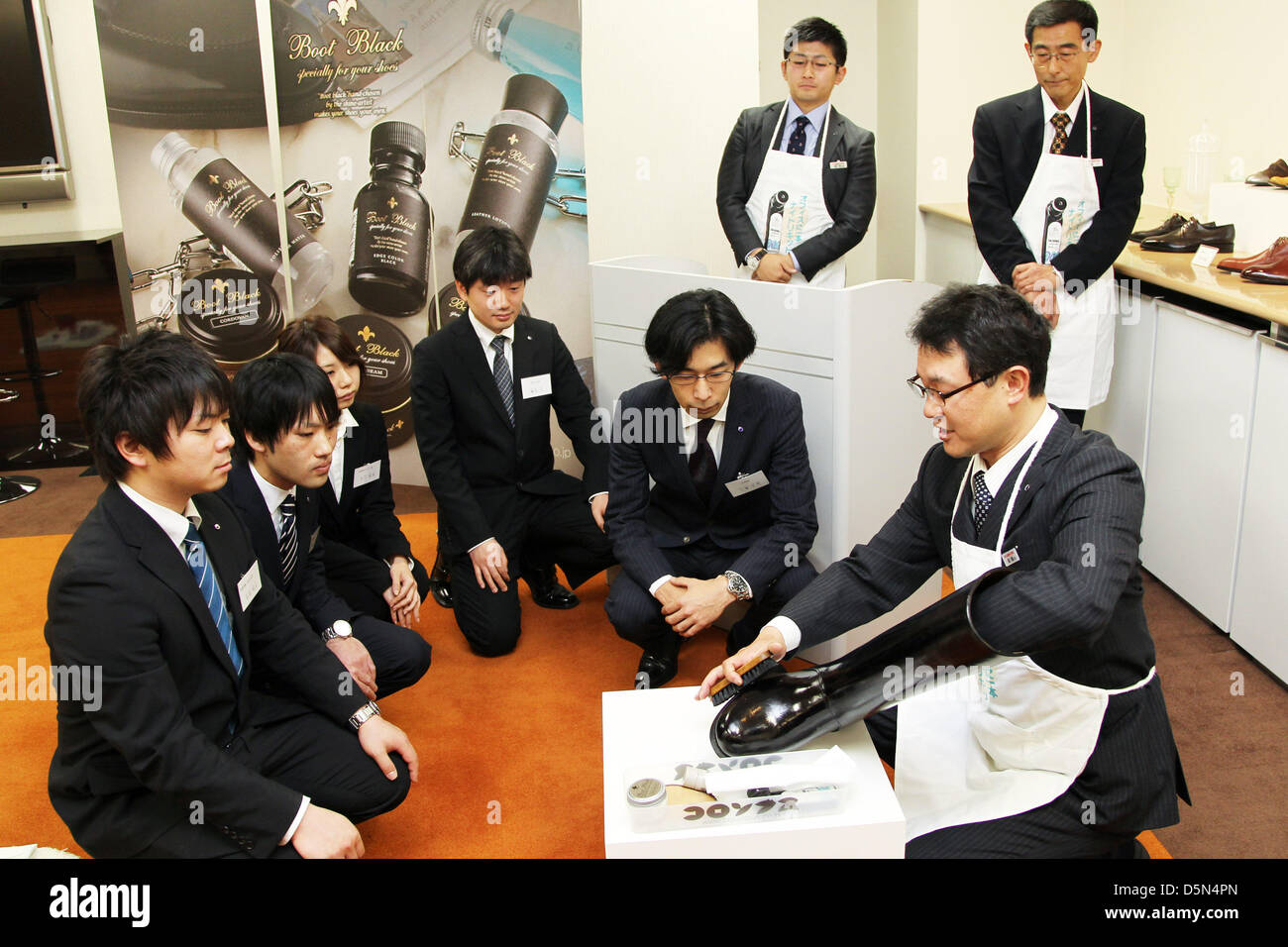 1 aprile 2013 - Tokyo, Giappone - i nuovi dipendenti di una calzatura giapponese polacco e scarpa-le forniture correlate fabbricazione Columbus ricevere una lezione di lucidatura delle scarpe da un esperto nel corso della società cerimonia di iniziazione il 1 aprile 2013 a Tokyo, Giappone. (Credito Immagine: © Koichi Kamoshida Jana/press/ZUMAPRESS.com) Foto Stock